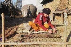 गुन्द्री बुन्दै महिला