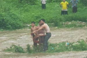 बल्खु खोलाको बीचमा अड्किएका दुई बालकको उद्धार